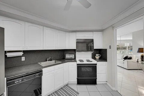 $799,900 | 701 East Camino Real, Unit 4B, Boca Raton, FL 33432