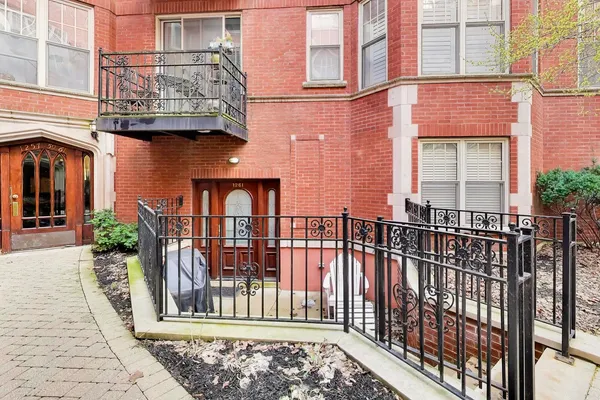 $2,500 | 1261 West Granville Avenue, Unit 2, Chicago, IL 60660