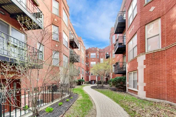 $2,500 | 1261 West Granville Avenue, Unit 2, Chicago, IL 60660