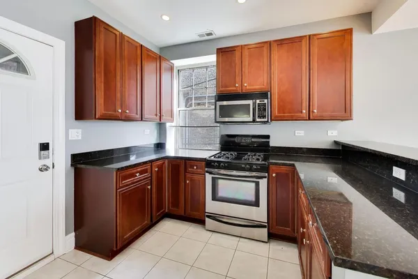 $2,500 | 1261 West Granville Avenue, Unit 2, Chicago, IL 60660