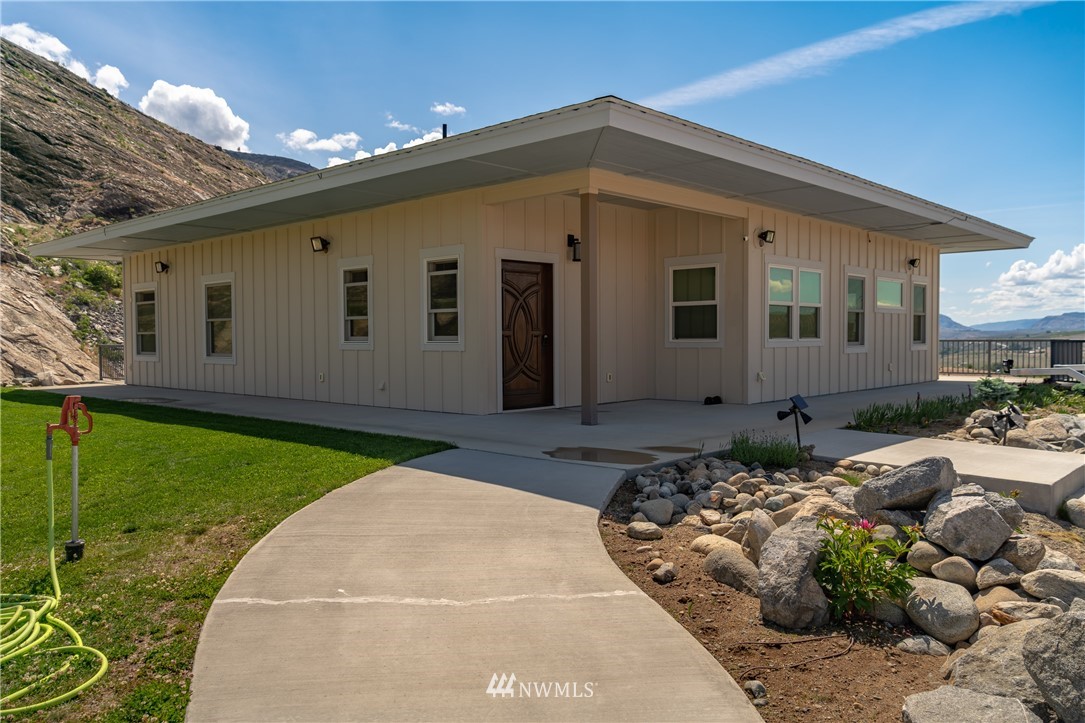 70 B Tunk Creek Road Riverside, WA 98849 - Photo 4 of 40 a front view of a house with a yard