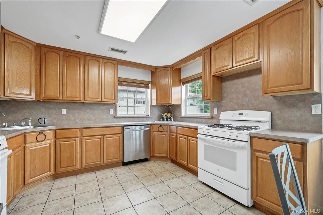 8 Elm Street, Unit 112 Spring Valley, NY 10977 - Photo 7 of 28 Spacious kitchen