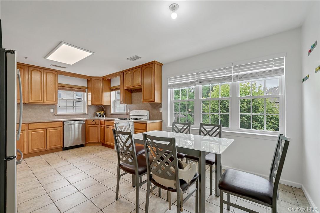 8 Elm Street, Unit 112 Spring Valley, NY 10977 - Photo 9 of 28 Eat-in kitchen