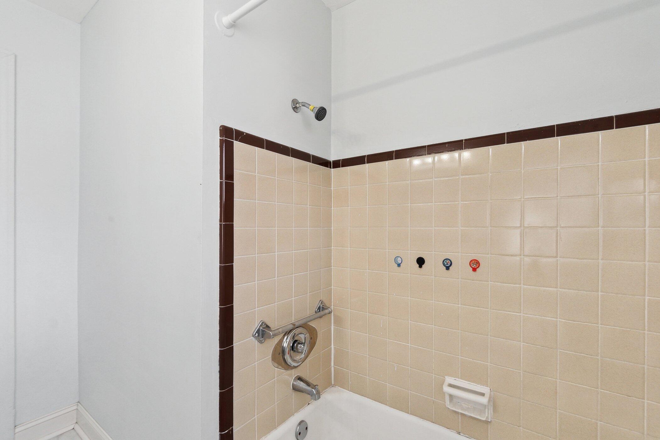 3842 Risedorph Avenue Flint, MI 48506 - Photo 20 of 28 3842-Risedorph-Ave-Flint-MI-48506-Window