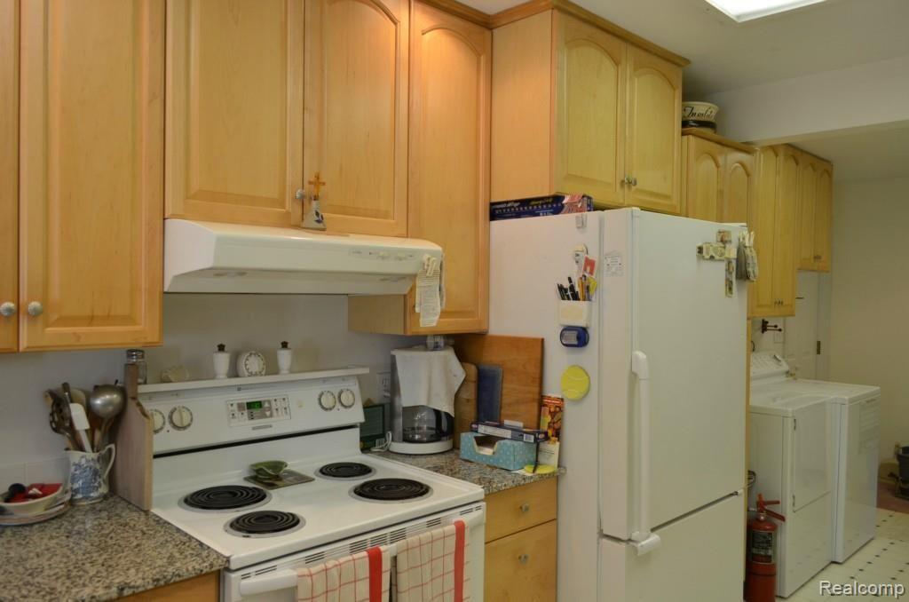 7034 Ridgewood Road Clarkston, MI 48346 - Photo 8 of 50 Kitchen 3.jpg