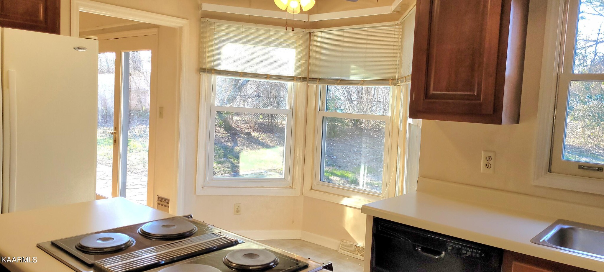 115 Claremont Road Oak Ridge, TN 37830 - Photo 11 of 39 a living room with a window