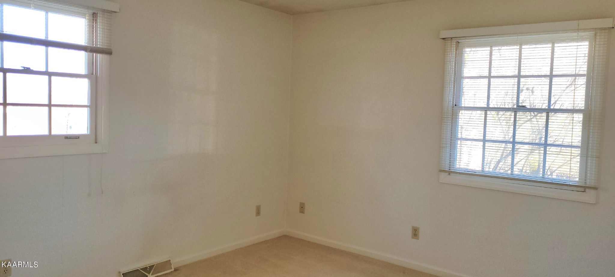 115 Claremont Road Oak Ridge, TN 37830 - Photo 21 of 39 an empty room with a window