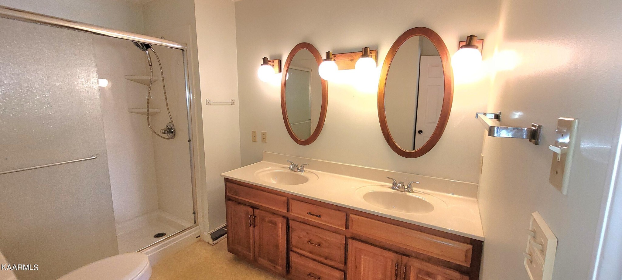 115 Claremont Road Oak Ridge, TN 37830 - Photo 25 of 39 a bathroom with a sink and a mirror