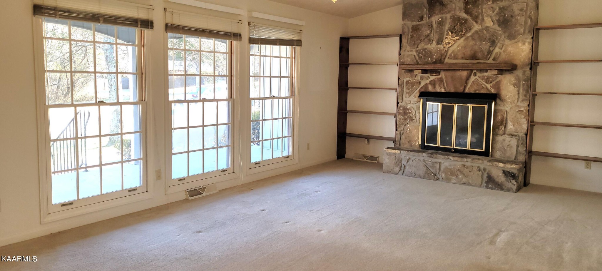 115 Claremont Road Oak Ridge, TN 37830 - Photo 3 of 39 an empty room with windows