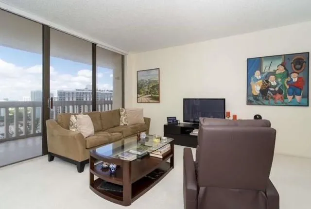 $2,500 | 19355 Turnberry Way, Unit 24C, Miami, FL 33180