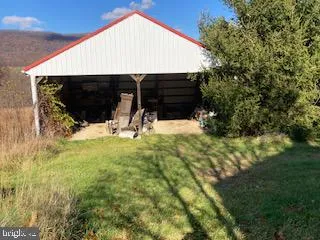 a view of a house with backyard