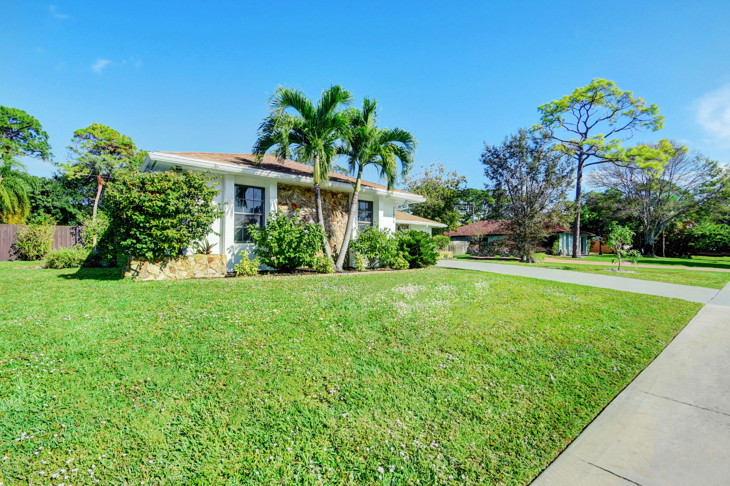 12073 Old Country Road North Wellington, FL 33414 - Photo 3 of 75 03_house (3) e