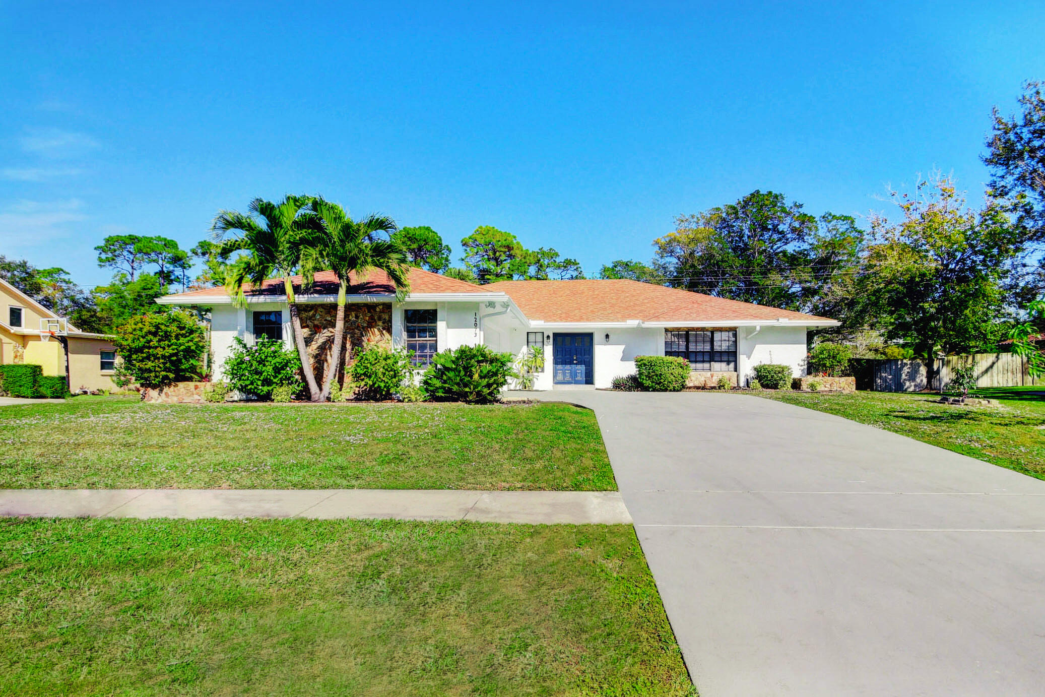 12073 Old Country Road North Wellington, FL 33414 - Photo 4 of 75 01_house (1) e