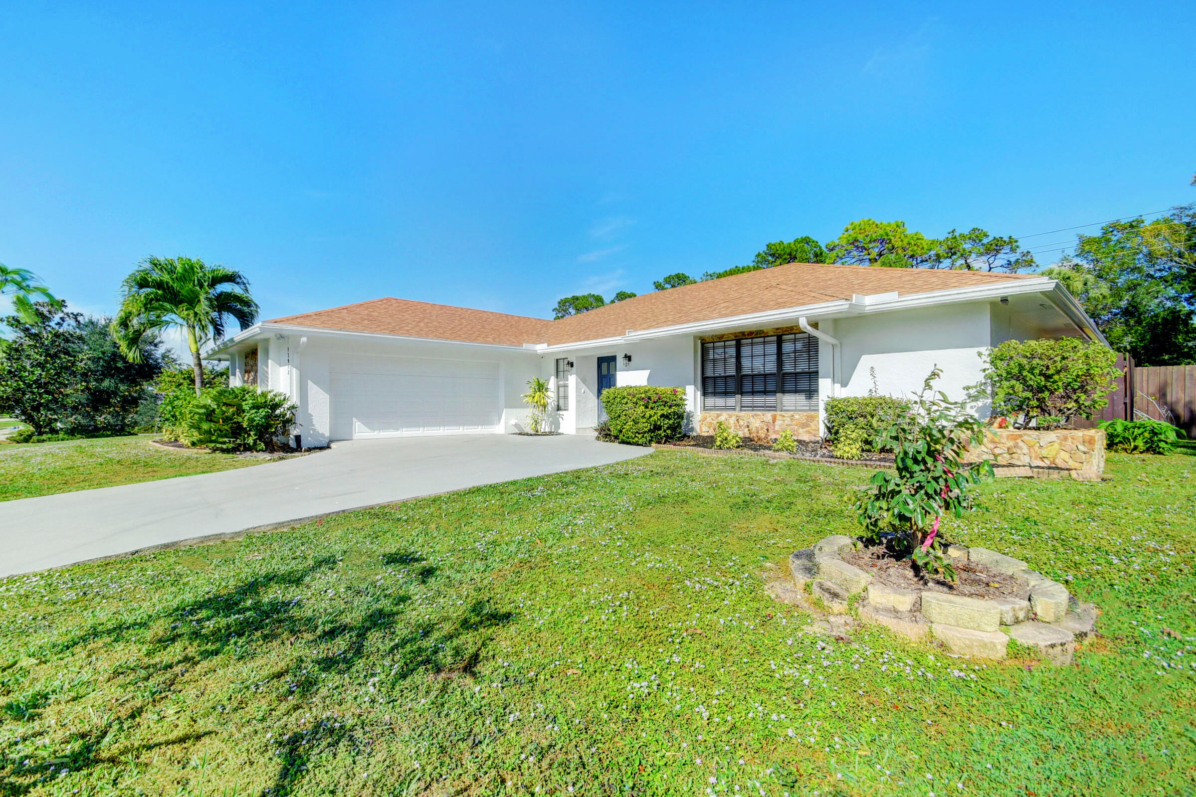 12073 Old Country Road North Wellington, FL 33414 - Photo 5 of 75 02_house (2) e