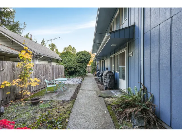 a view of a back yard