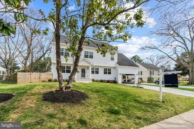 a black and white photo of a living room