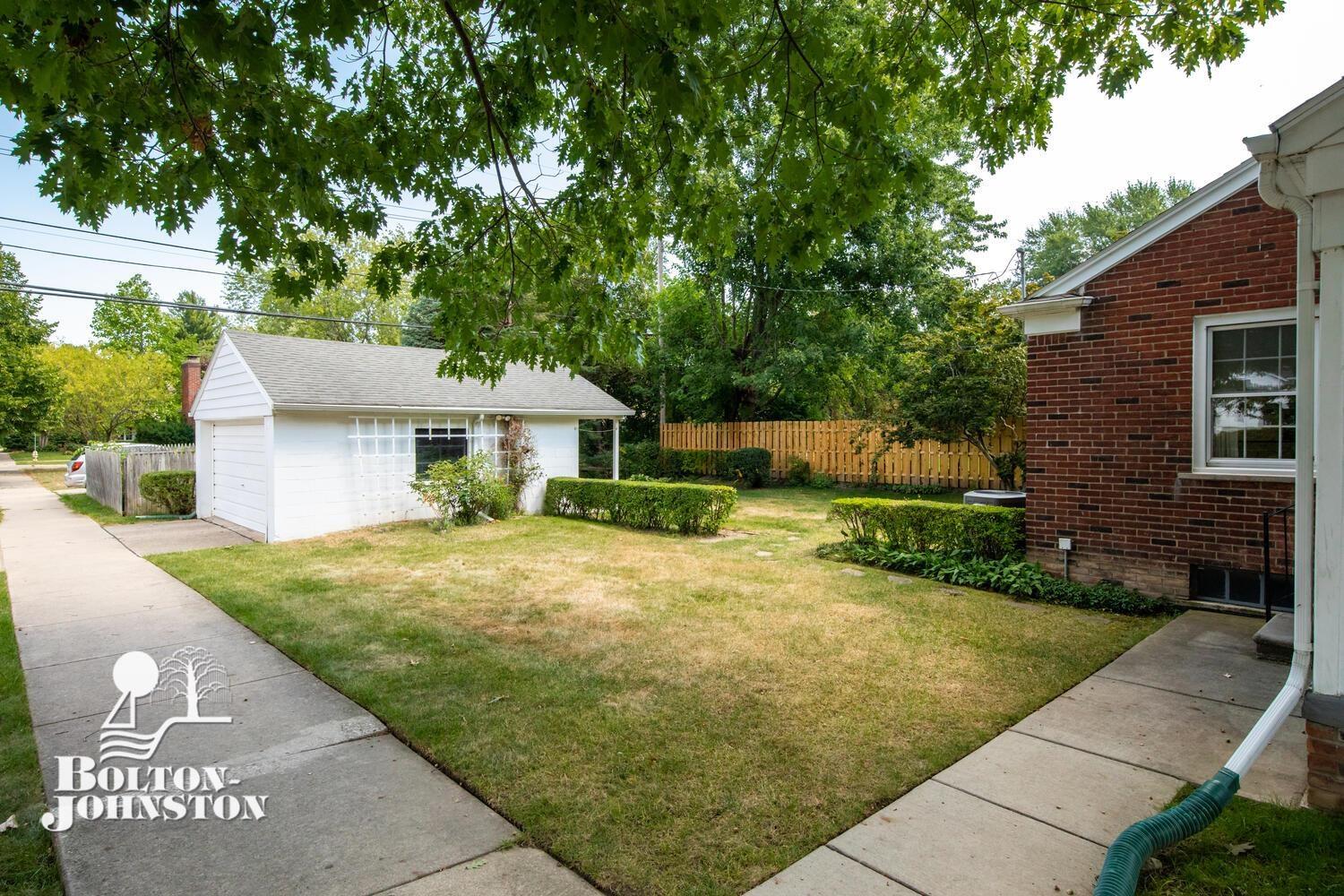 834 Hawthorne Road Grosse Pointe, MI 48236 - Photo 18 of 23 50086493-17.JPG