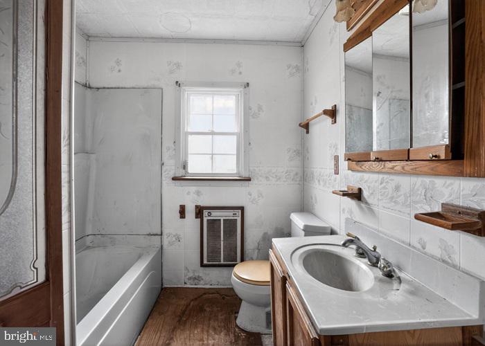 4802 Railroad Avenue Rhodesdale, MD 21659 - Photo 18 of 18 a bathroom with a sink and a bathtub