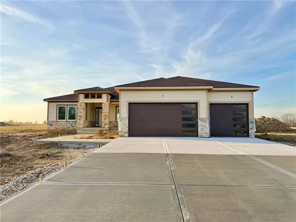 $615,000 | 422 Northeast Lakota Drive, Adrian, MO 64720