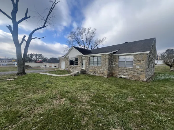 a view of a house with a yard