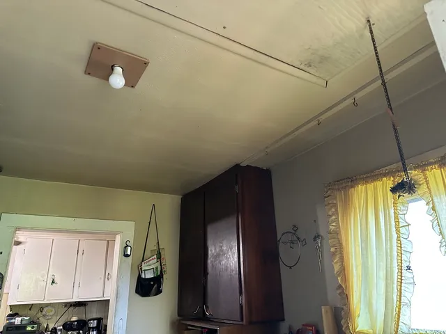 a view of utility room