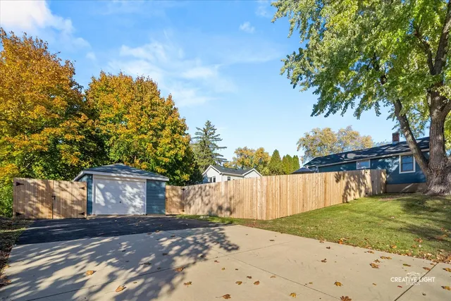 a view of a backyard