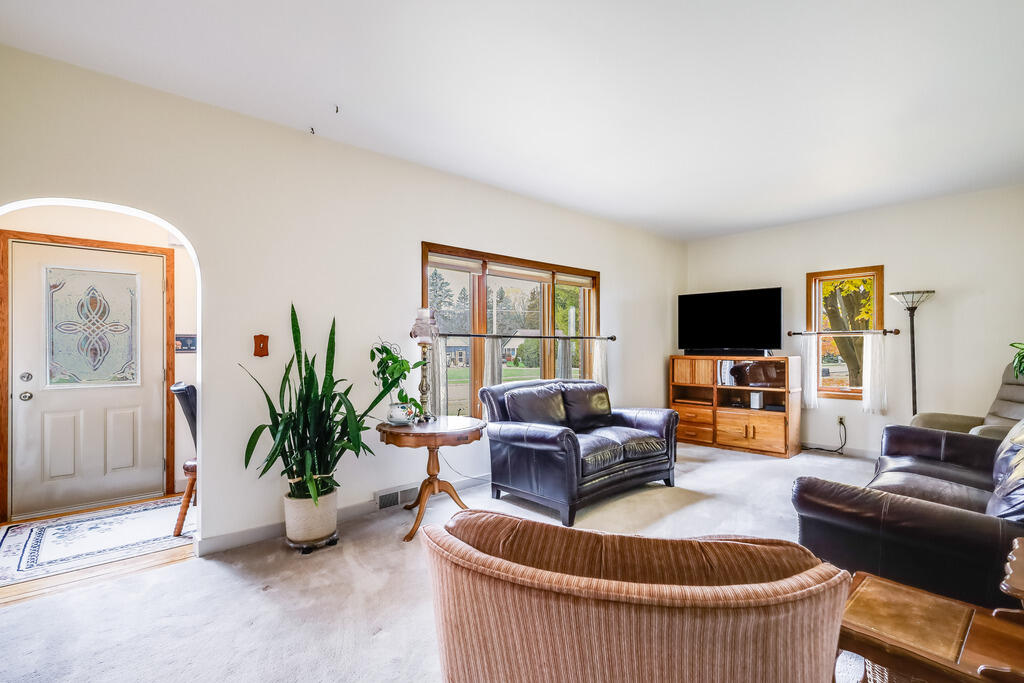 4729 Vista Road Manitowoc, WI 54220 - Photo 4 of 38 IMG_3285