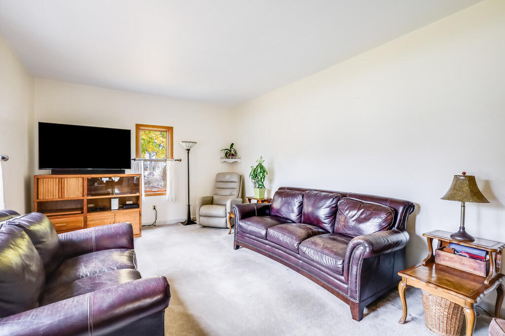 4729 Vista Road Manitowoc, WI 54220 - Photo 5 of 38 IMG_3275