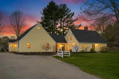 $729,000 | 6 Fifield Lane, Unit B, Stratham, NH 03885