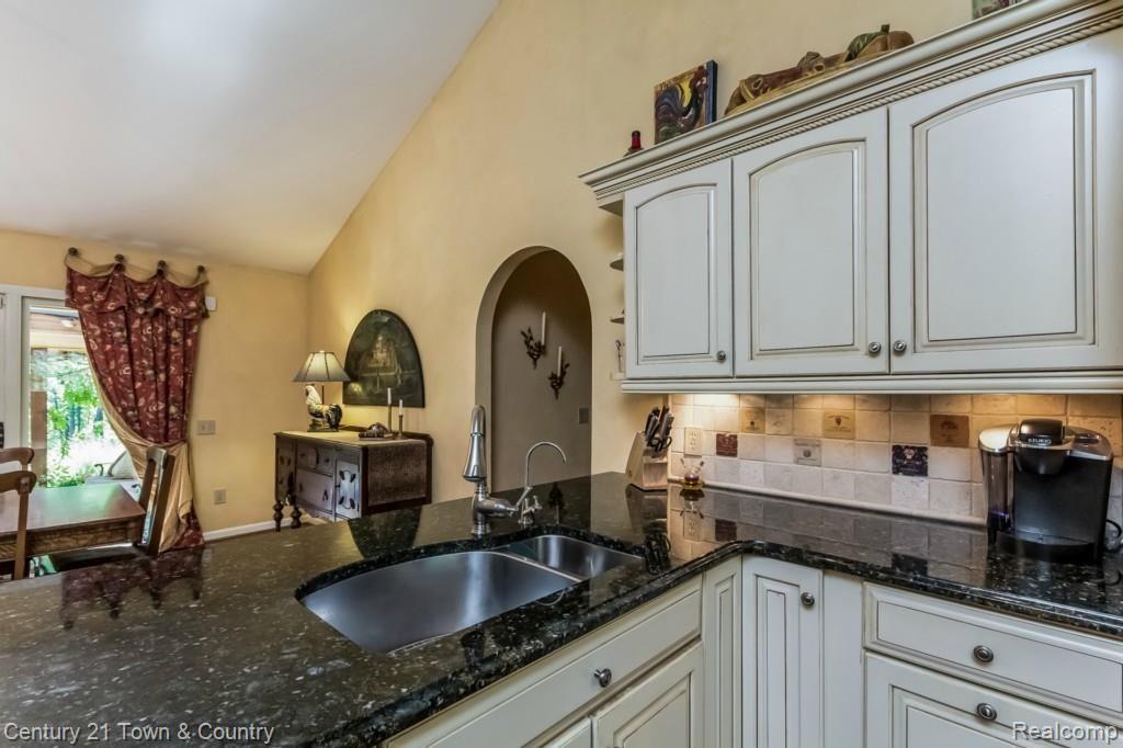 2950 Allen Road Ortonville, MI 48462 - Photo 13 of 72 Kitchen with Granite