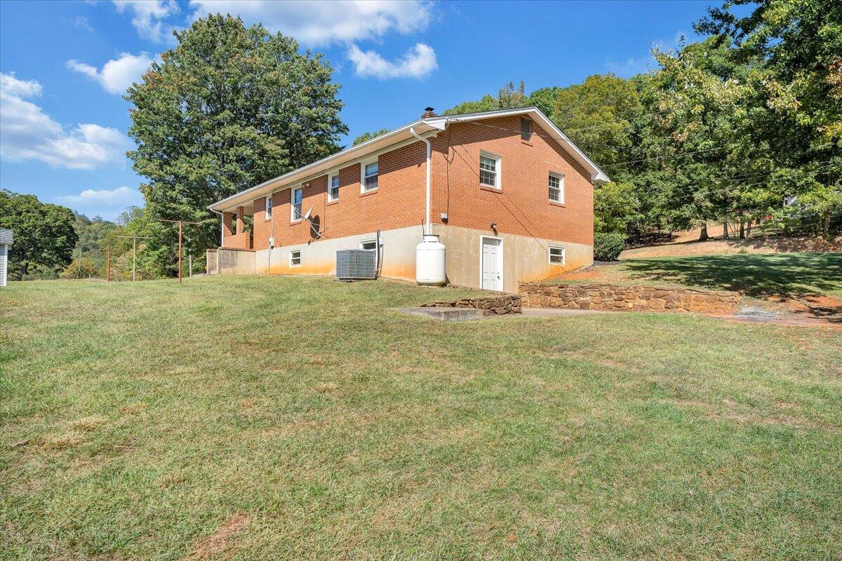 1142 Nemmo Road Vinton, VA 24179 - Photo 30 of 35 30-MIB00848