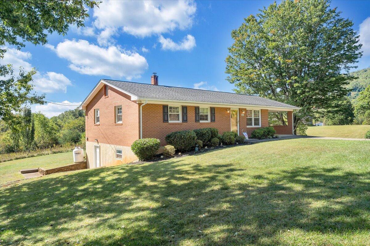 1142 Nemmo Road Vinton, VA 24179 - Photo 32 of 35 32-MIB00854