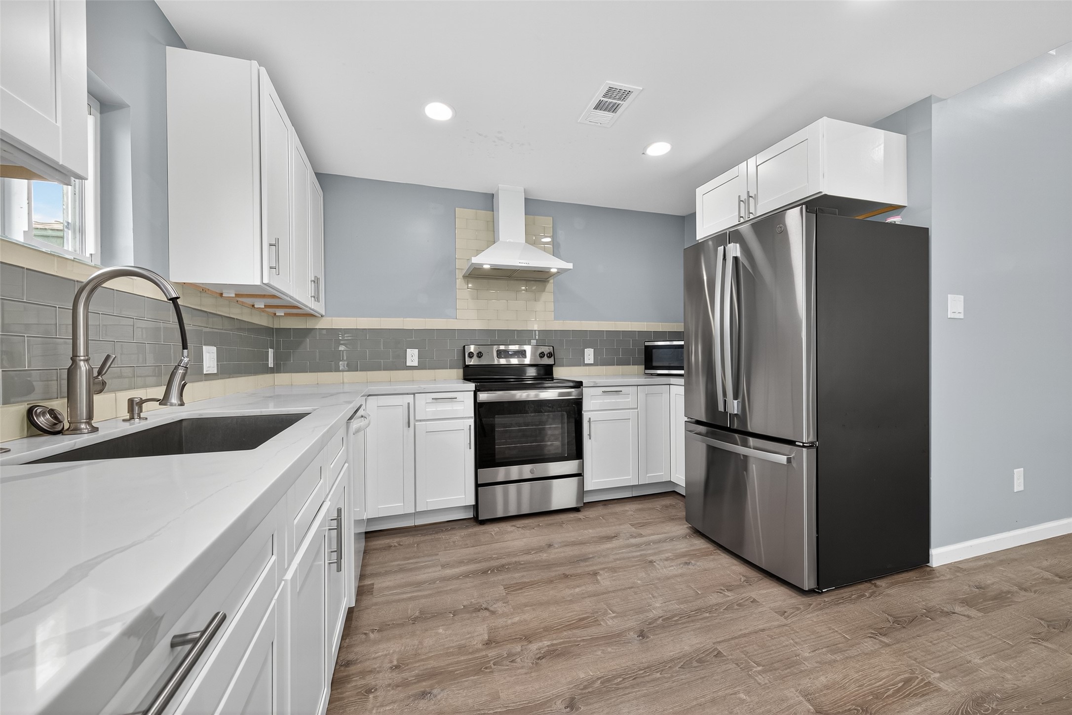 10106 Shadow Pine Drive Houston, TX 77070 - Photo 18 of 39 a kitchen with stainless steel appliances a refrigerator stove and sink