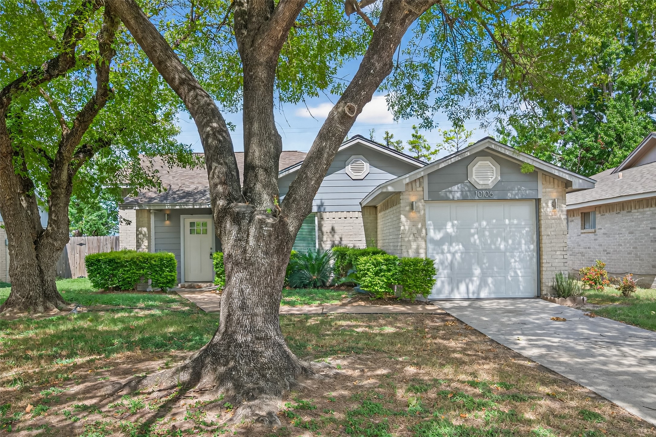 10106 Shadow Pine Drive Houston, TX 77070 - Photo 2 of 39 a front view of a house with a garden