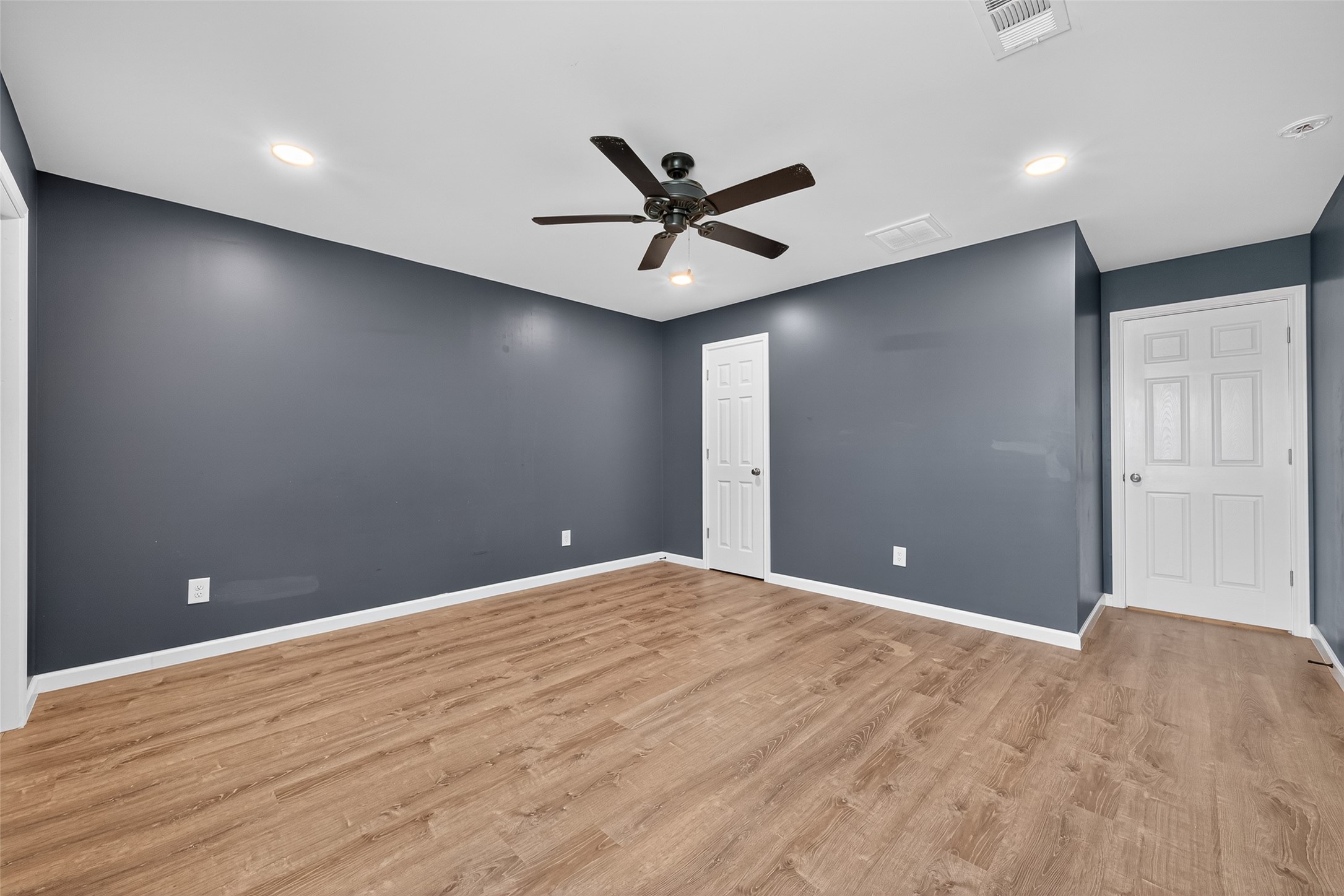 10106 Shadow Pine Drive Houston, TX 77070 - Photo 30 of 39 a view of an empty room with a ceiling fan
