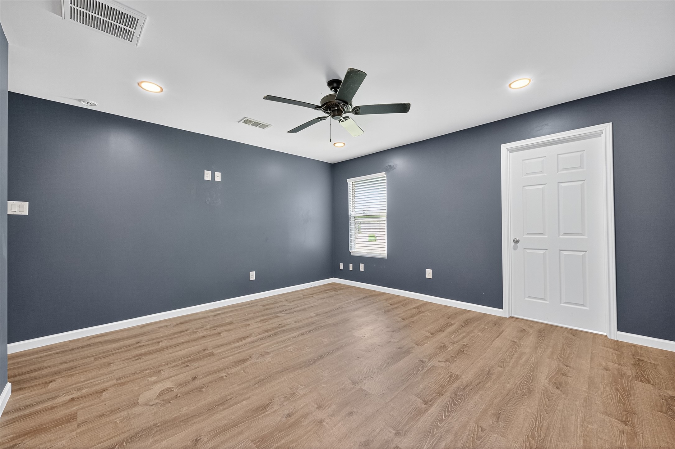 10106 Shadow Pine Drive Houston, TX 77070 - Photo 32 of 39 a view of an empty room with a window