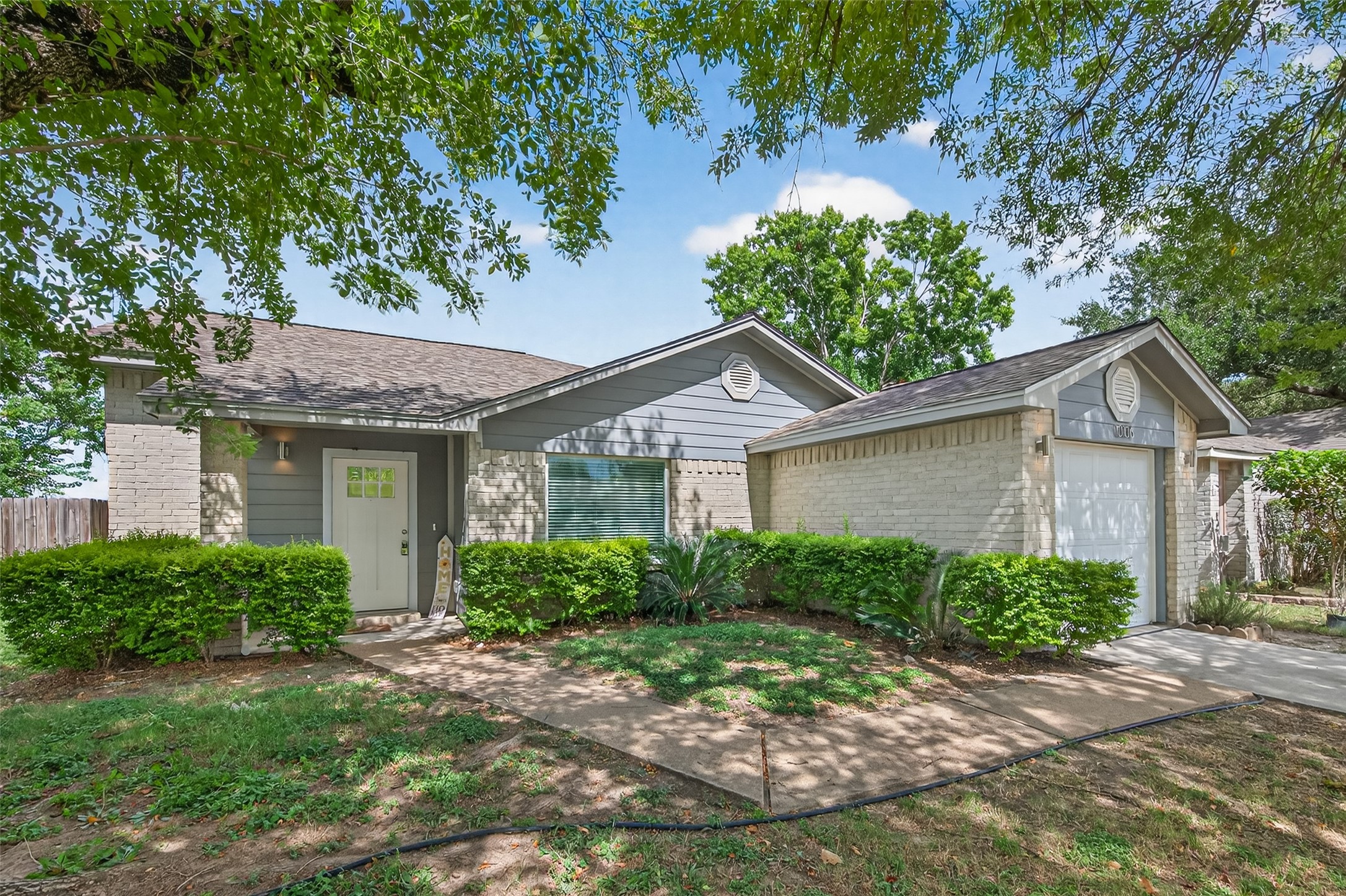 10106 Shadow Pine Drive Houston, TX 77070 - Photo 4 of 39 front view of a house with a yard