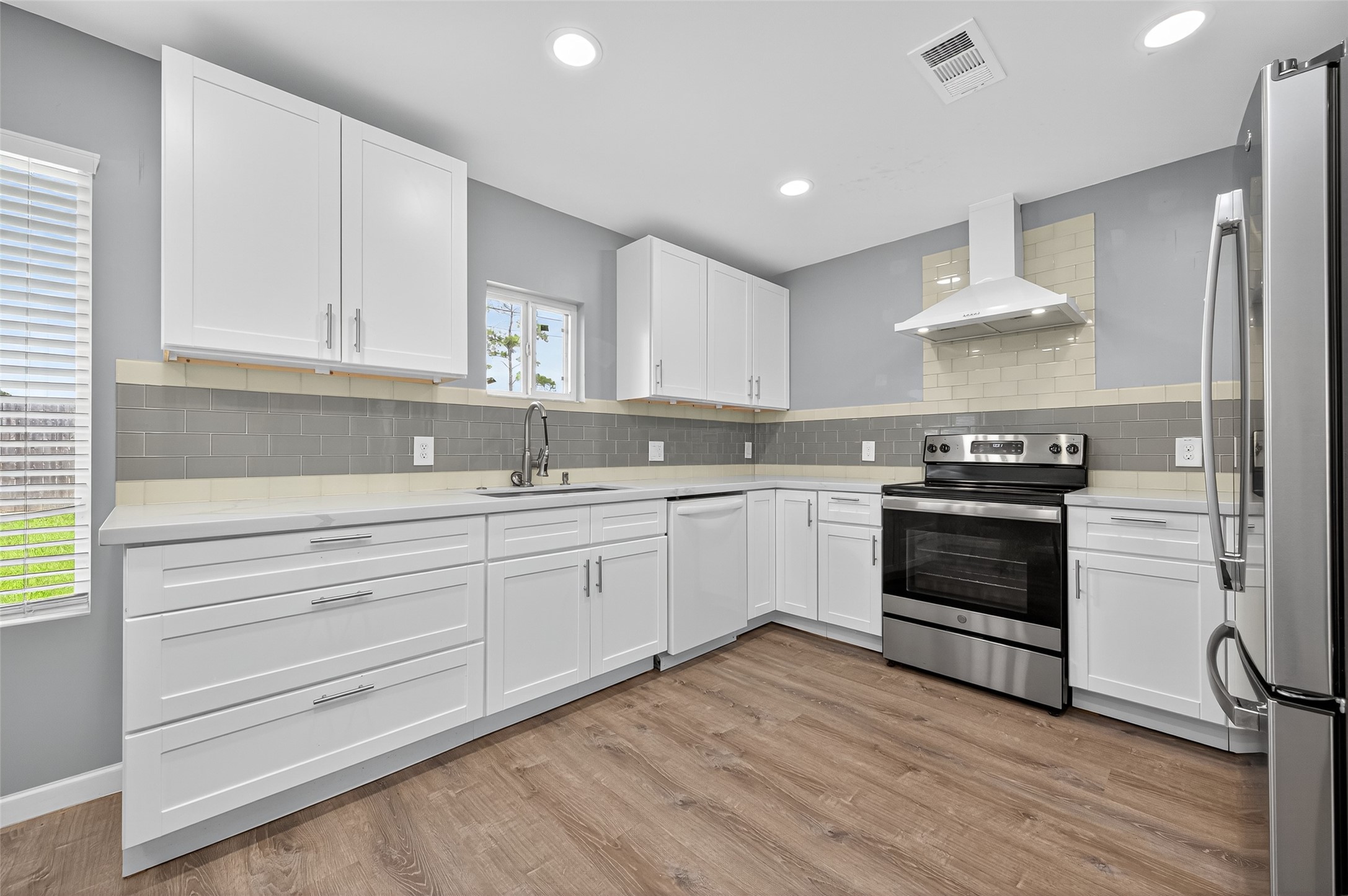 10106 Shadow Pine Drive Houston, TX 77070 - Photo 9 of 39 a kitchen with granite countertop a stove cabinets and wooden floor
