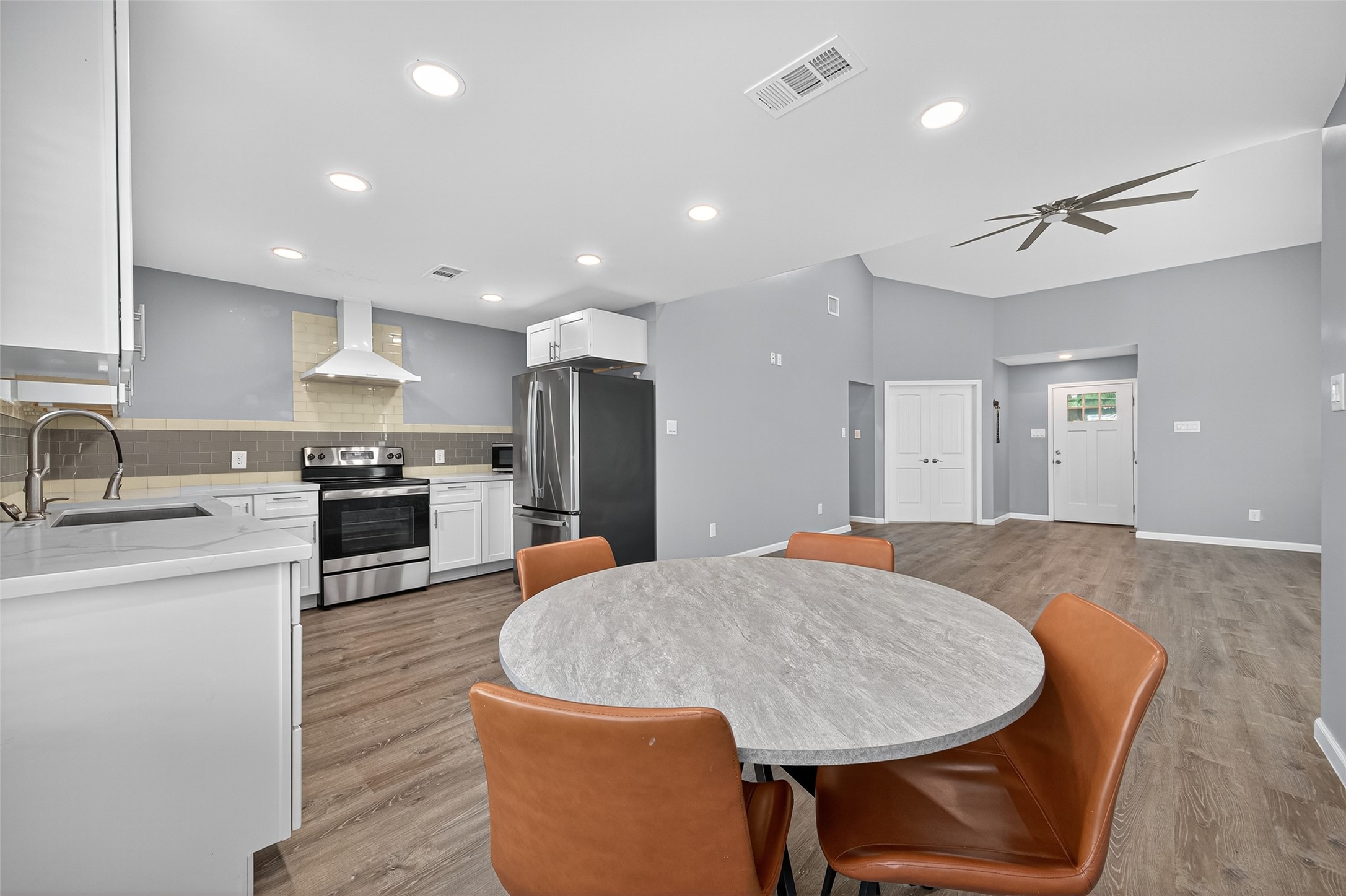 10106 Shadow Pine Drive Houston, TX 77070 - Photo 10 of 39 a kitchen with stainless steel appliances granite countertop a kitchen island a stove a table and chairs in it