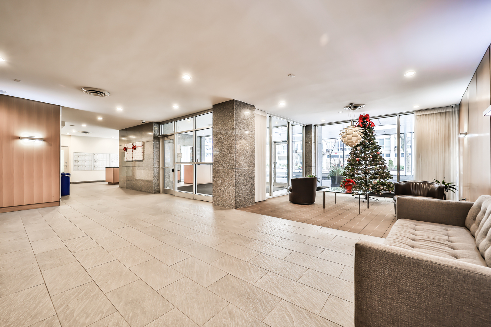 2930 North Sheridan Road, Unit 1401 Chicago, IL 60657 - Photo 19 of 23 a lobby with furniture and potted plant
