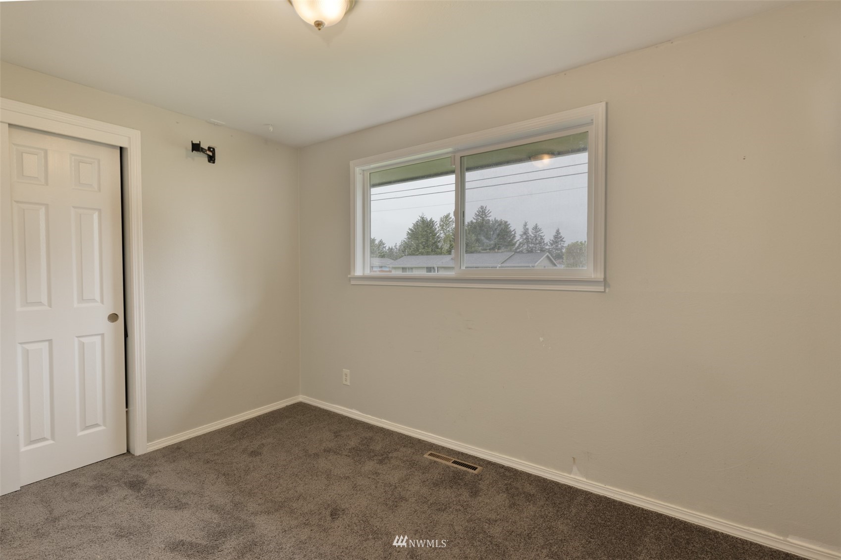 8705 Terrace Road Southwest Lakewood, WA 98498 - Photo 17 of 28 an empty room with a window