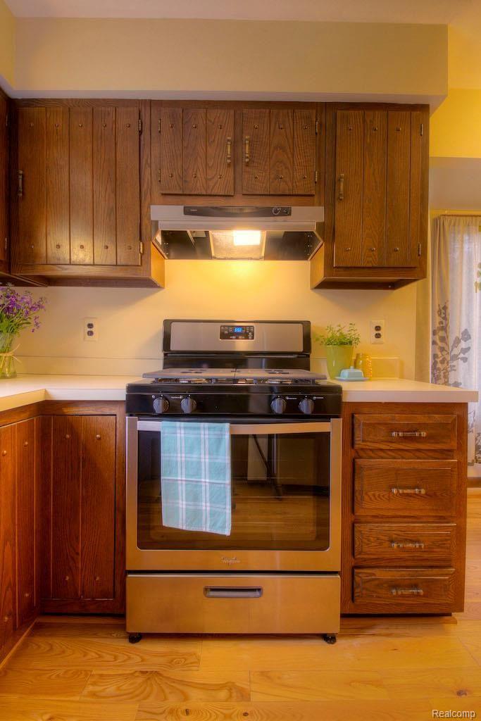 26101 Power Road Farmington, MI 48334 - Photo 13 of 21 Power kitchen 3.jpg