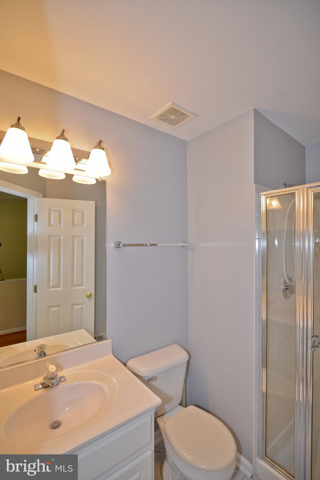 6455 McCoy Road Centreville, VA 20121 - Photo 20 of 27 Bath