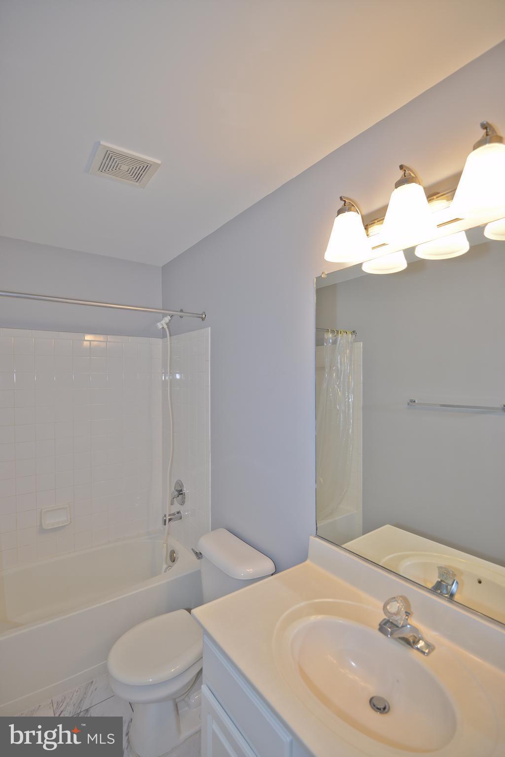 6455 McCoy Road Centreville, VA 20121 - Photo 25 of 27 Bath