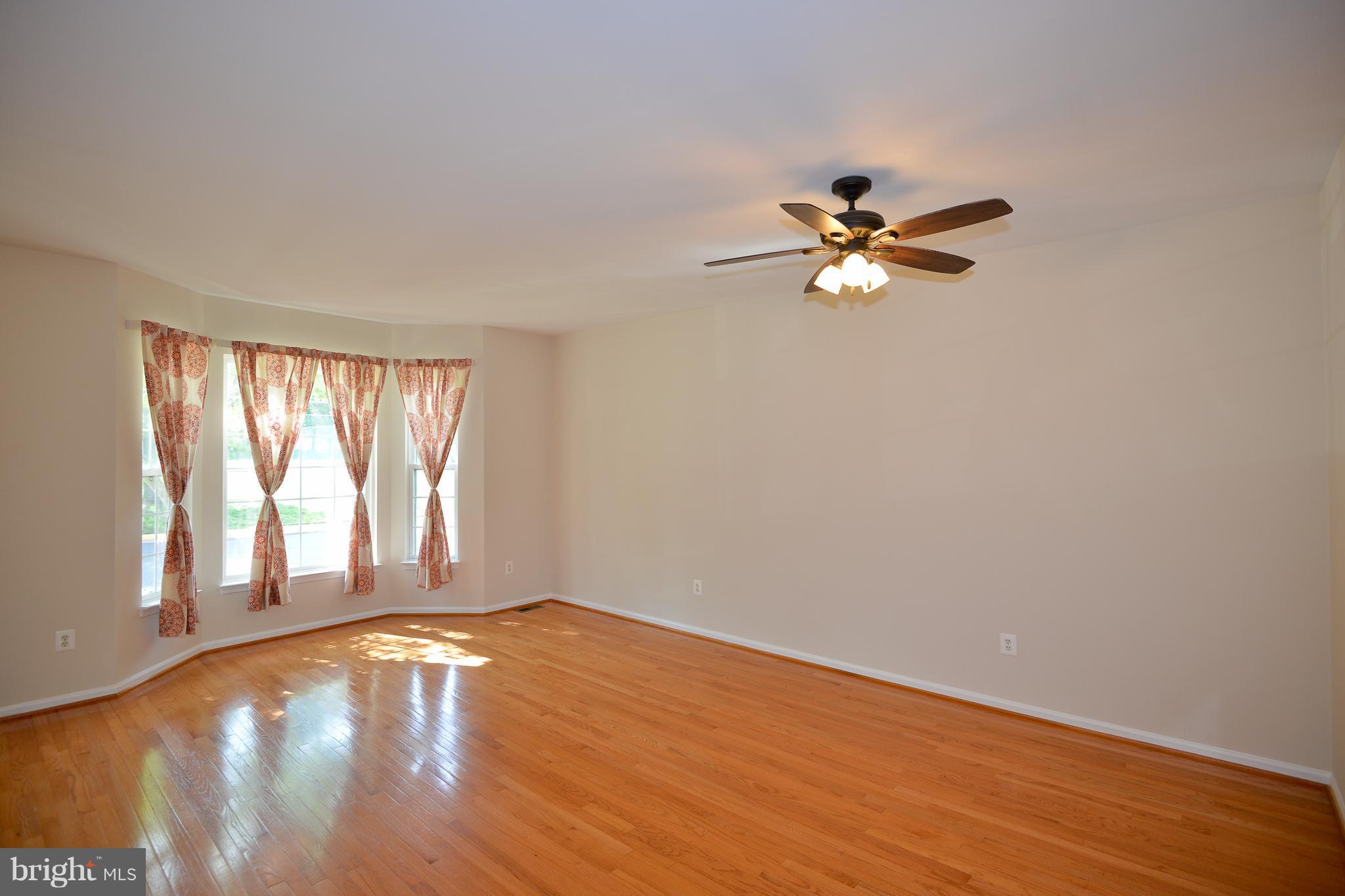 6455 McCoy Road Centreville, VA 20121 - Photo 7 of 27 Living Room