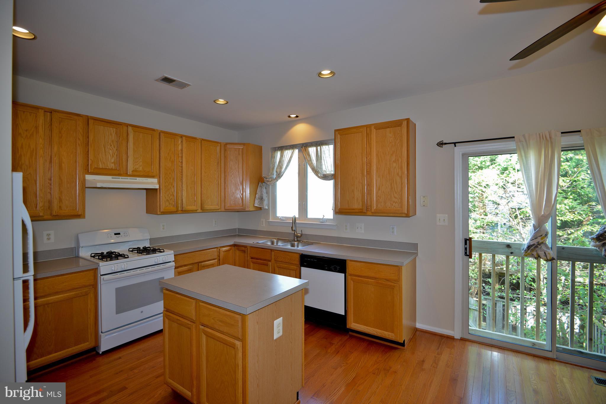 6455 McCoy Road Centreville, VA 20121 - Photo 8 of 27 Kitchen