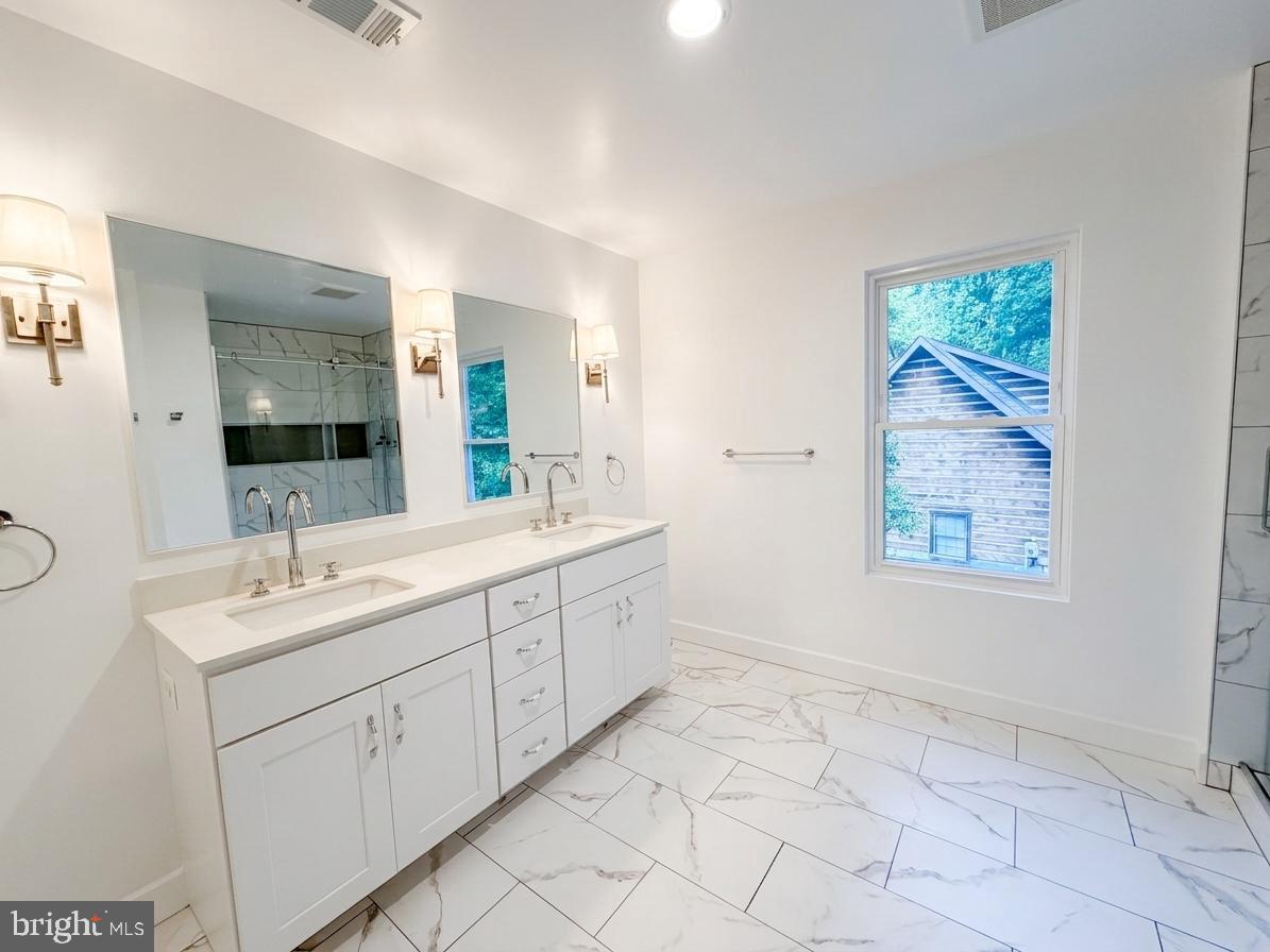 118 Morton Road Fredericksburg, VA 22405 - Photo 16 of 21 Master bathroom