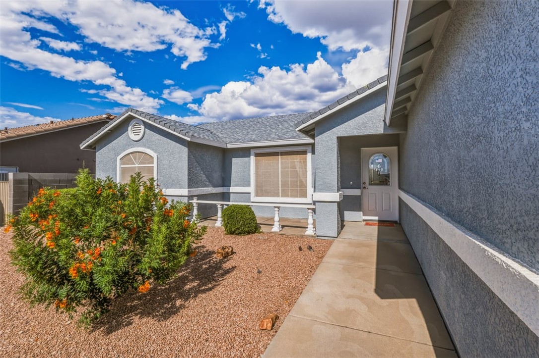 2144 Ridgeview Road Kingman, AZ 86401 - Photo 6 of 49 a front view of a house with a yard