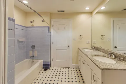 $1,150,000 | 6420 North Navajo Avenue, Chicago, IL 60646