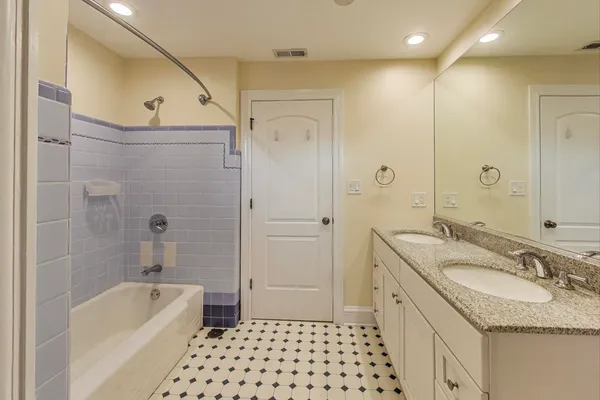 $1,150,000 | 6420 North Navajo Avenue, Chicago, IL 60646